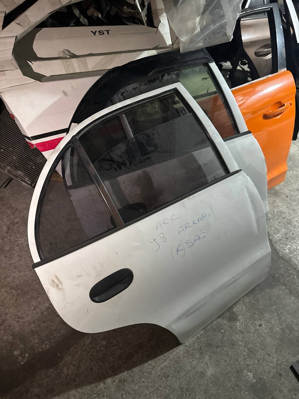 1998 Hyundai accent yumurta kasa çıkma sağ arka kapı 1998 Hyundai accent yumurta kasa çıkma sağ arka kapı