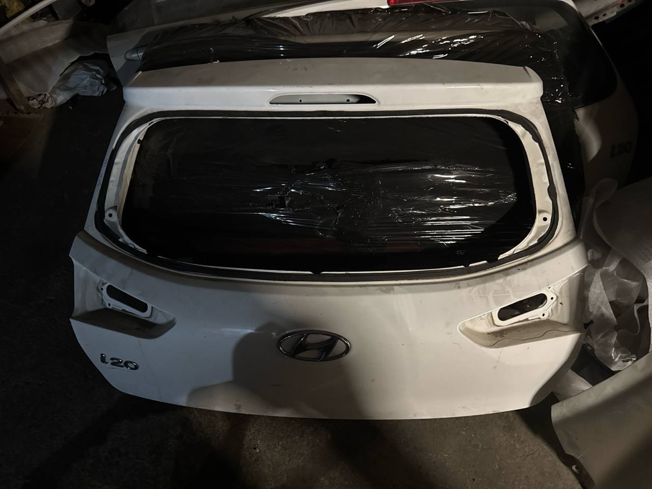 Hyundai i20 çıkma ojrinal bagaj kapağı hatasız Hyundai i20 çıkma ojrinal bagaj kapağı hatasız